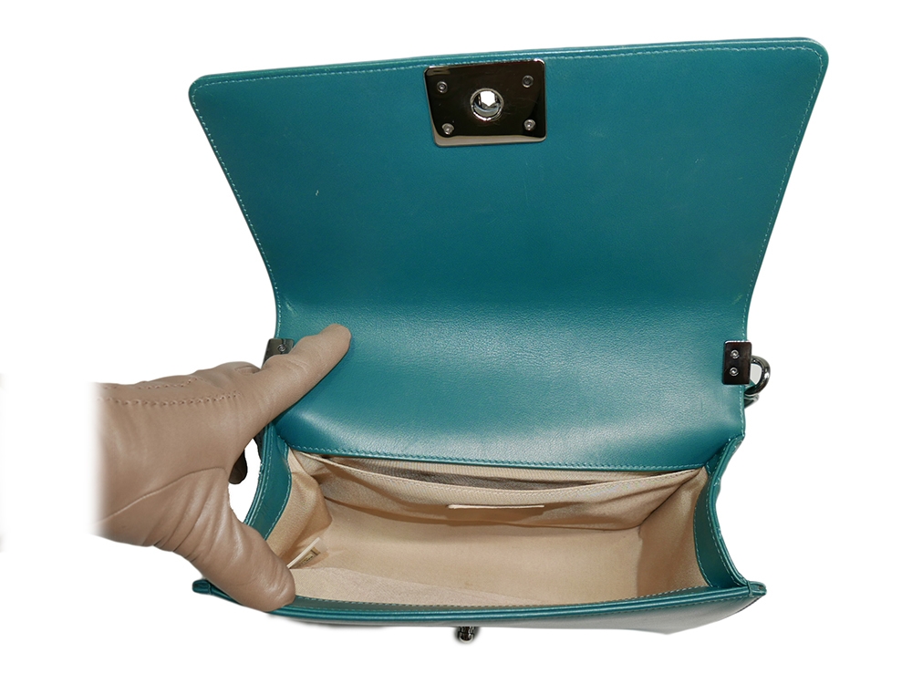 Chanel 19271929 Le-Boy Chanel Flap Bag Green Calfskin with Herringbone Stitching Medium Size Silver Hardware-30930 Chanel 19271929 Le-Boy Chanel Flap Bag Green Calfskin with Herringbone Stitching Medium Size Silver Hardware-30930